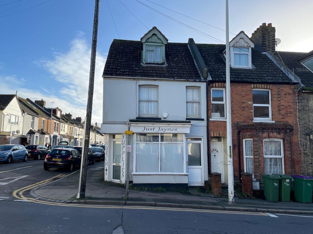 Lot: 122 - COMMERCIAL PREMISES AND UPPER PARTS WITH POTENTIAL -